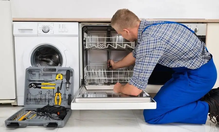 Karapürçek Warmhaus servisi teknisyen ekibi beyaz eşya tamiri yaparken